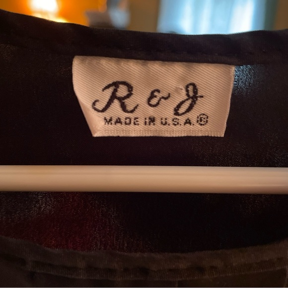 R&J (39” Bust 24” Length) Size Large Women’s Lightweight Blouse Black Polyester - Picture 2 of 4